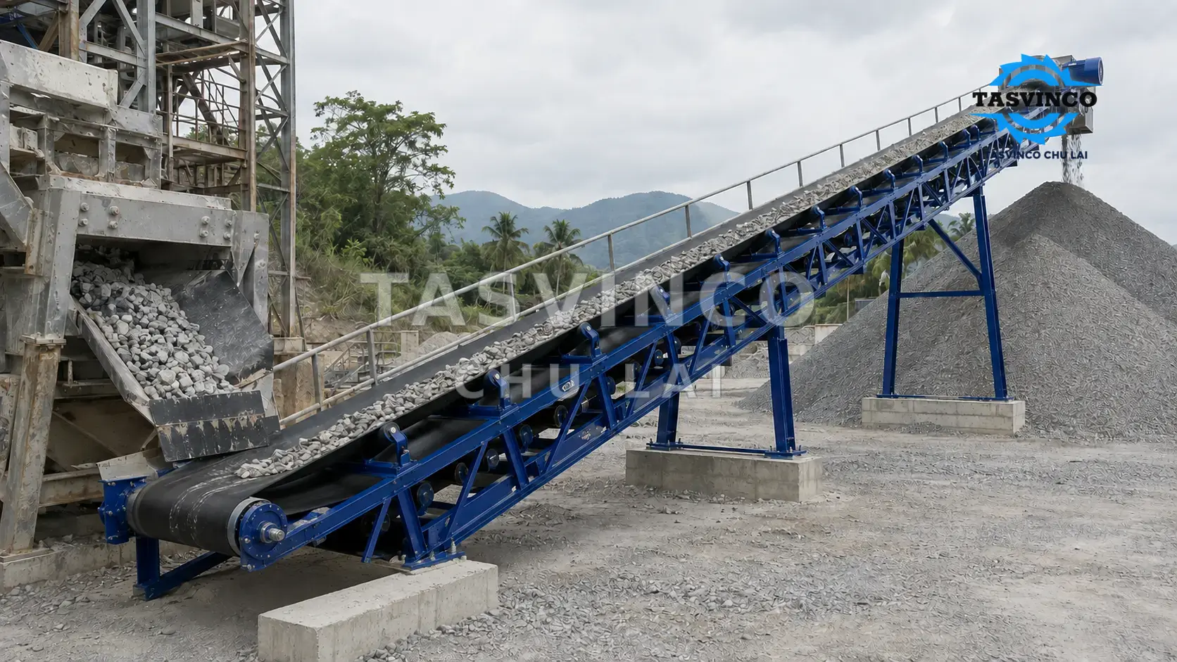 Băng tải lòng máng vận chuyển đá tại trạm nghiền