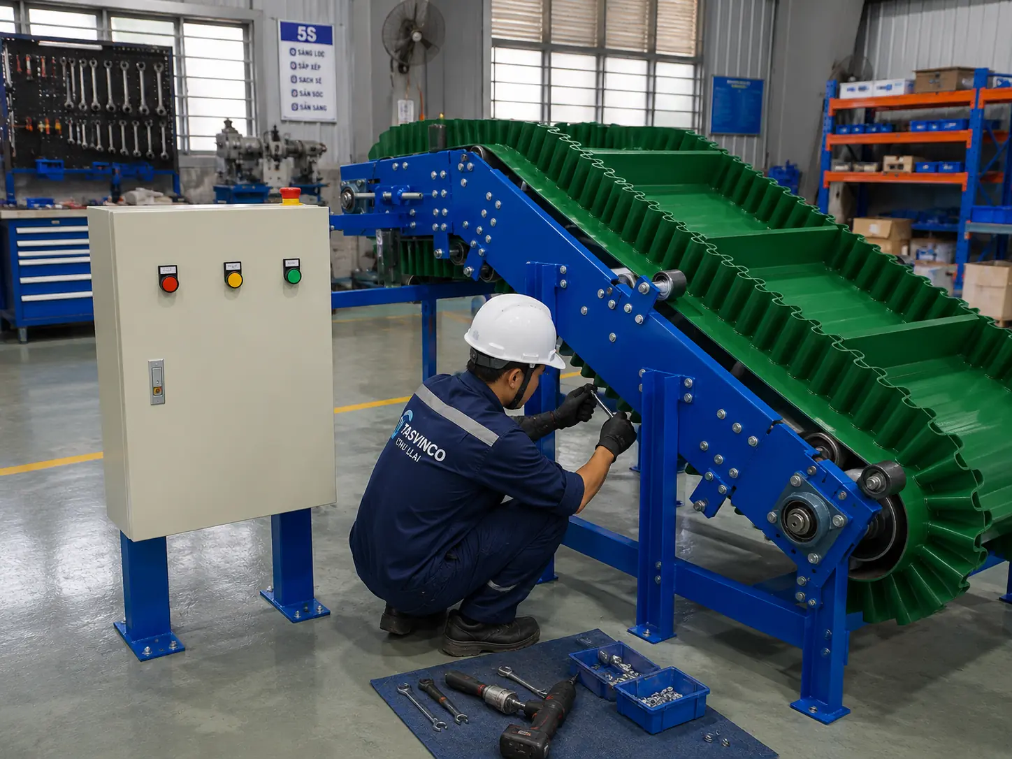 Kỹ thuật viên căn chỉnh cụm băng tải tại xưởng